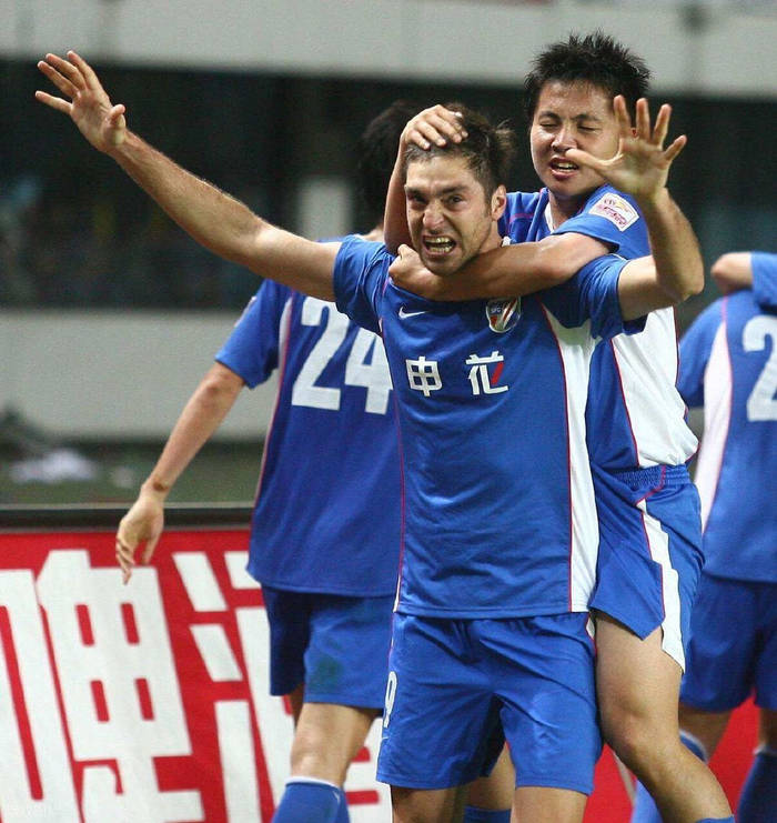 包含清晨全明星赛传出新动向；上海申花防线松动；管理层表态：质疑声仍在；身体对抗强度拉满的词条