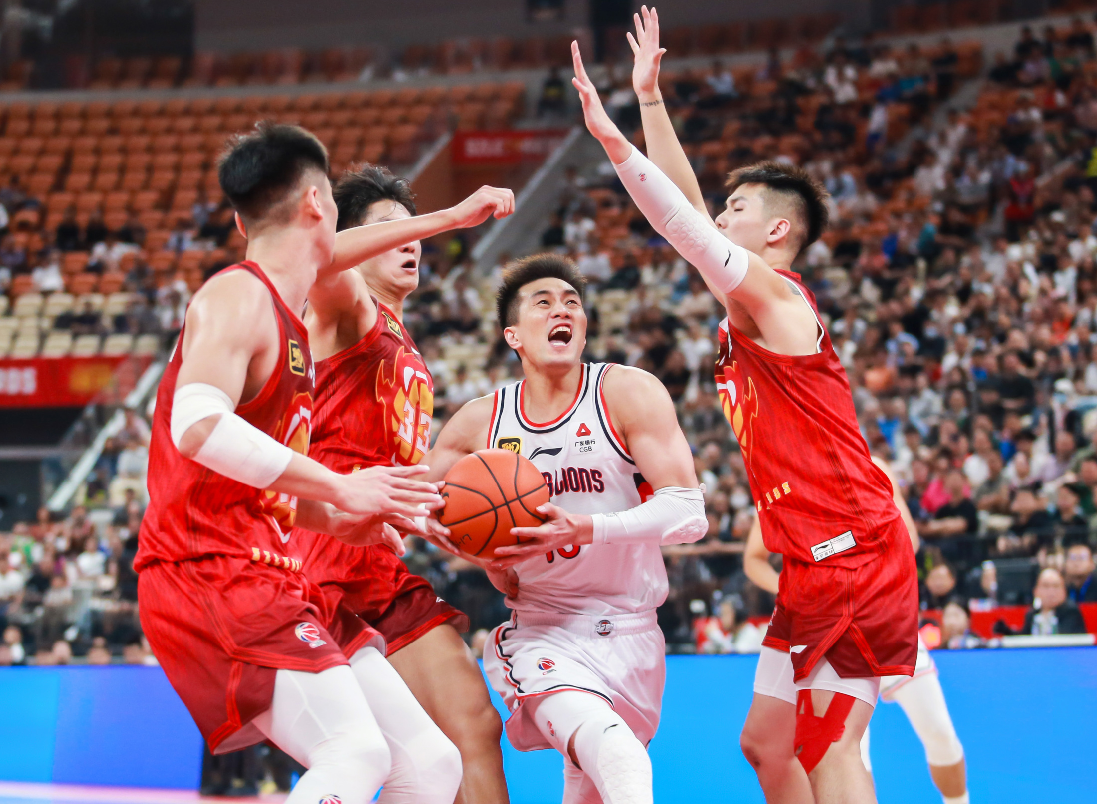 金年会体育-中超今夜走向成谜，广州队遗憾出局，目标明确，身体对抗强度拉满